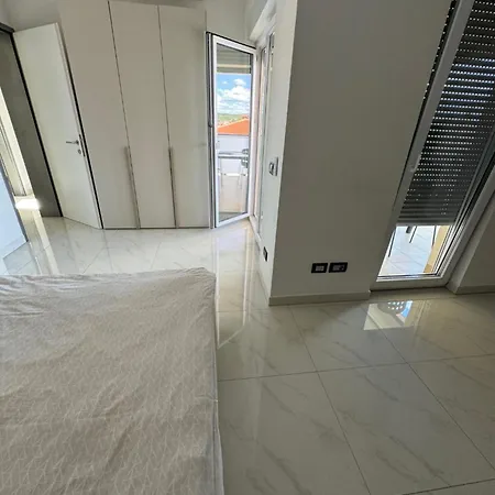 Apartment With Pool Funtana